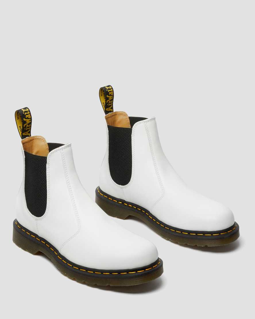 vita dr martens 2976 yellow stitch smooth chelsea stövlar för herr