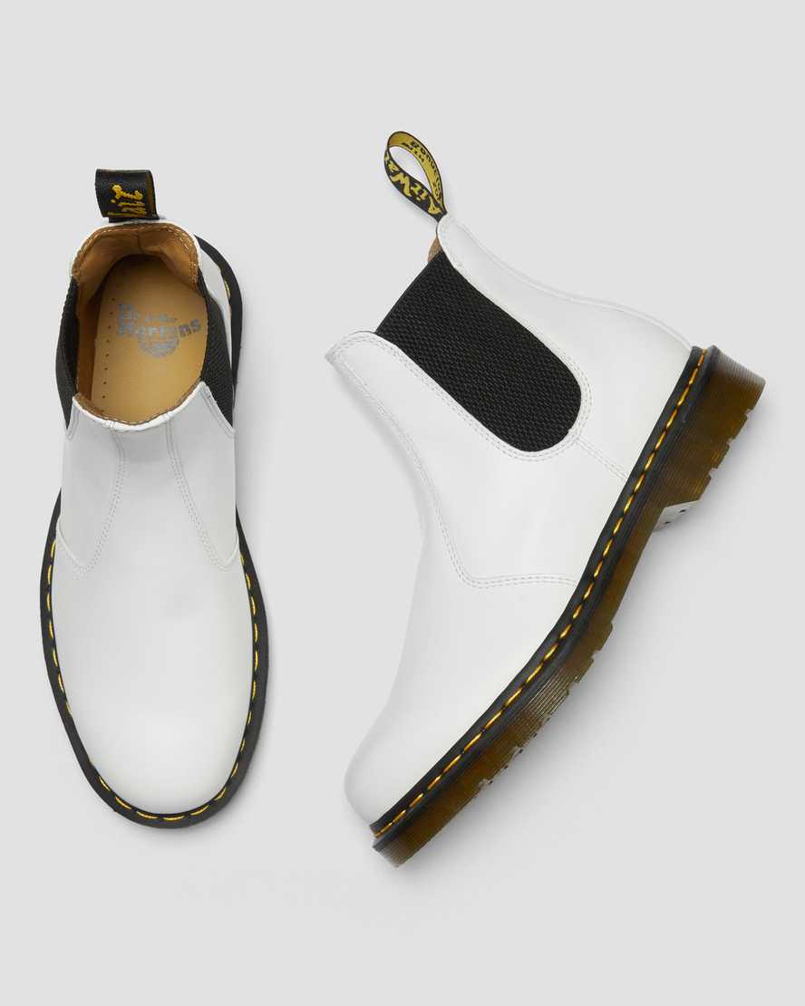 vita dr martens 2976 yellow stitch smooth chelsea stövlar för herr