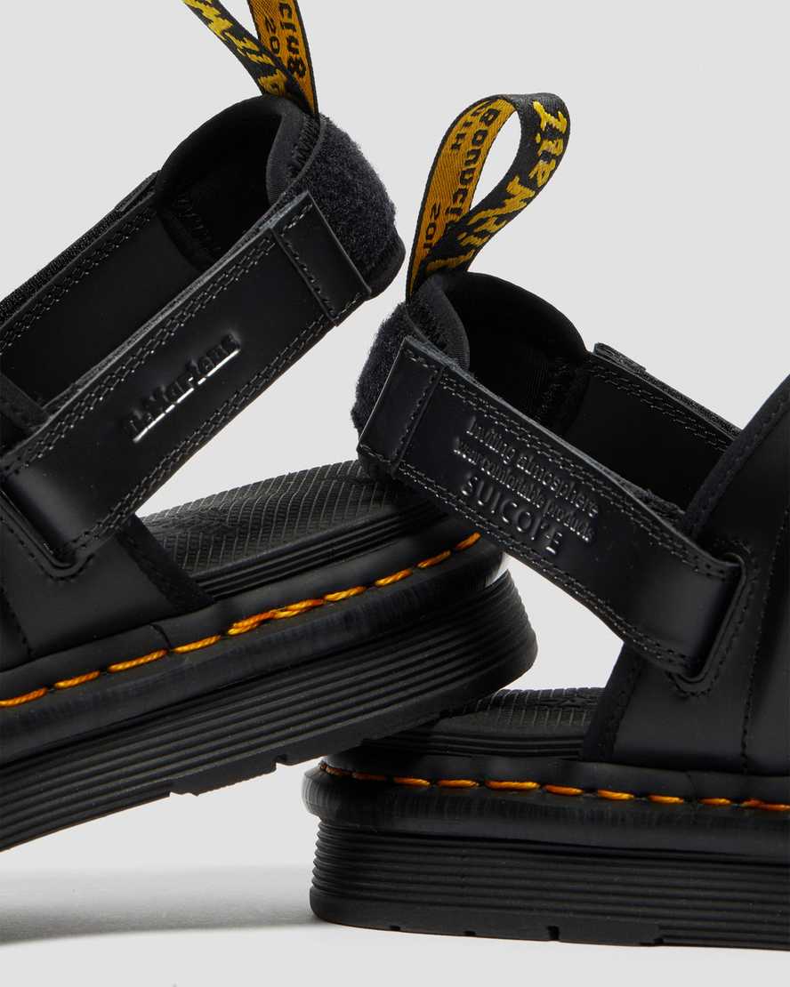 svarta dr martens mura suicoke herrsandaler