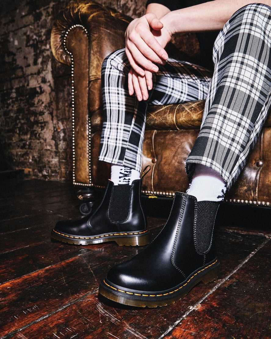 svarta dr martens 2976 smooth chelsea-stövlar för kvinnor