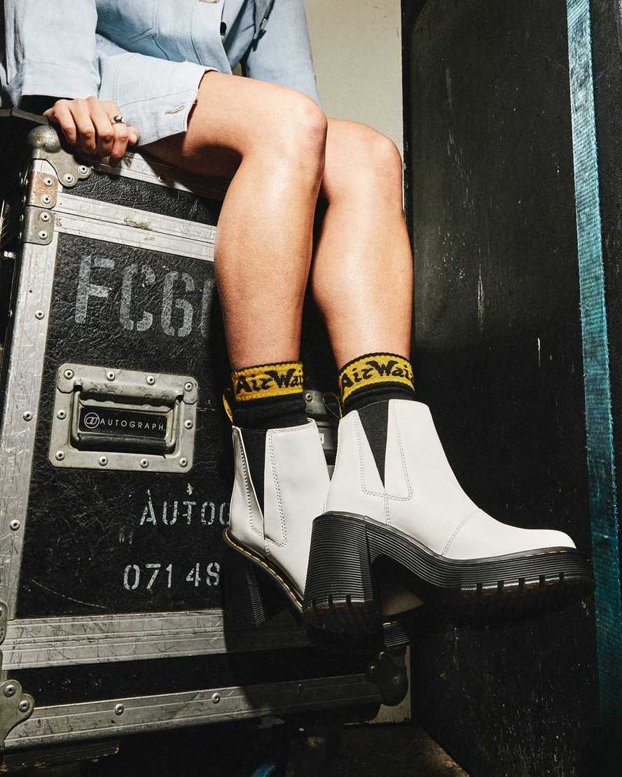 vita dr martens spence flared heel chelsea stövlar för dam