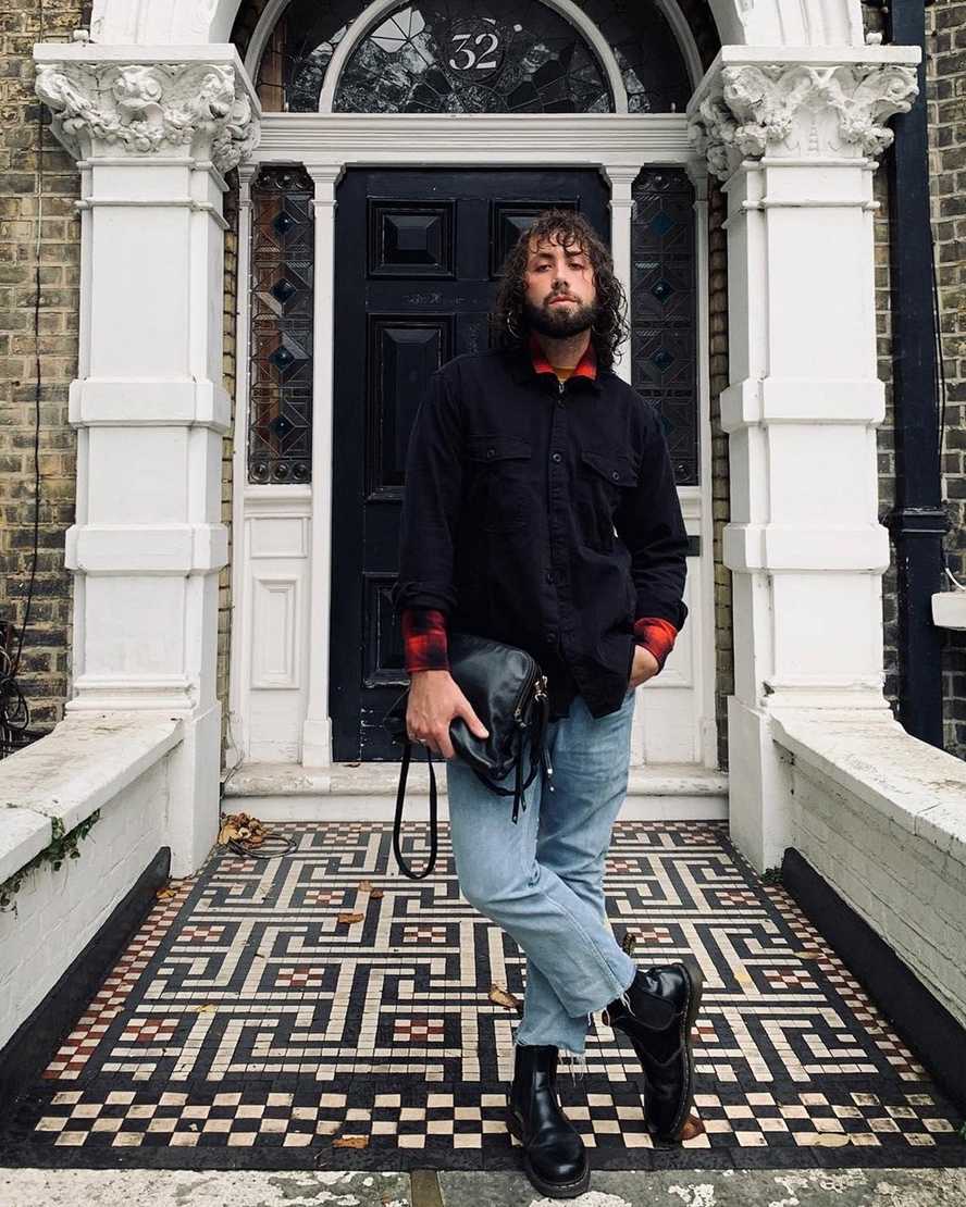 svarta dr martens 2976 yellow stitch smooth chelsea stövlar för dam