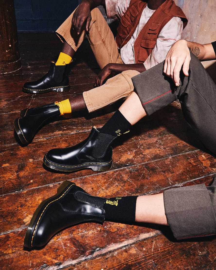 svarta dr martens 2976 yellow stitch smooth chelsea stövlar för dam