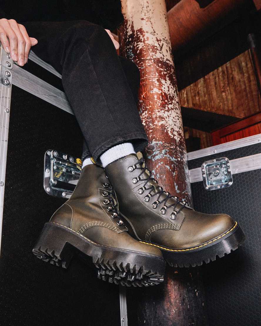 bruna dr martens leona damklackade stövlar