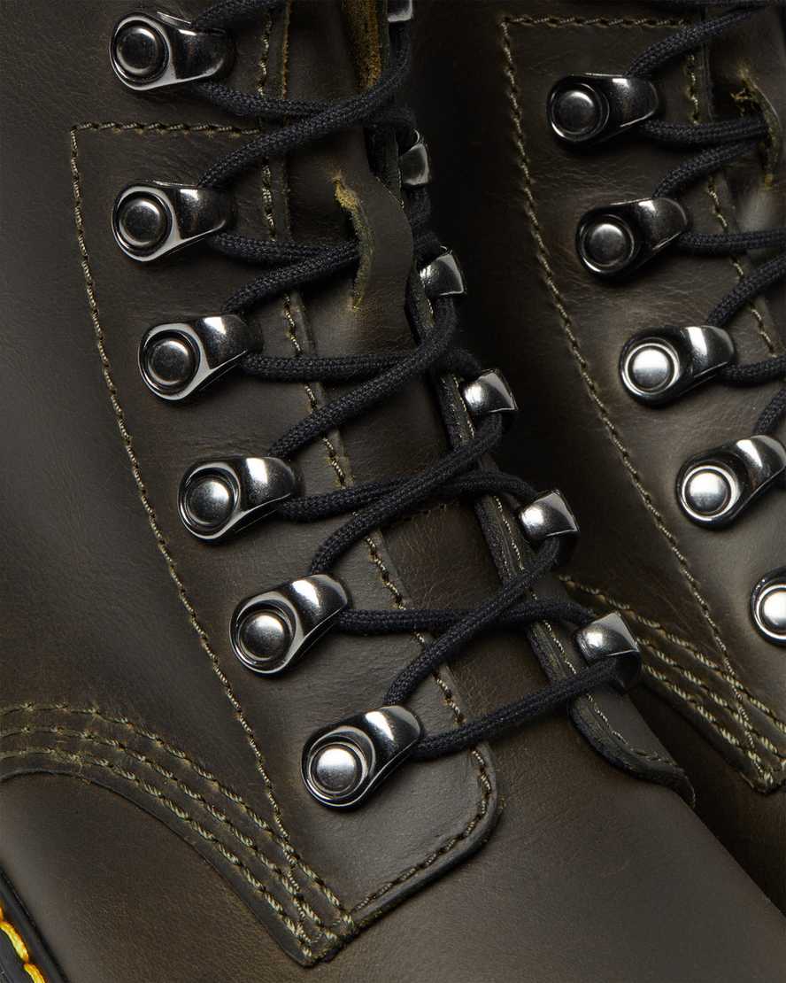 bruna dr martens leona damklackade stövlar