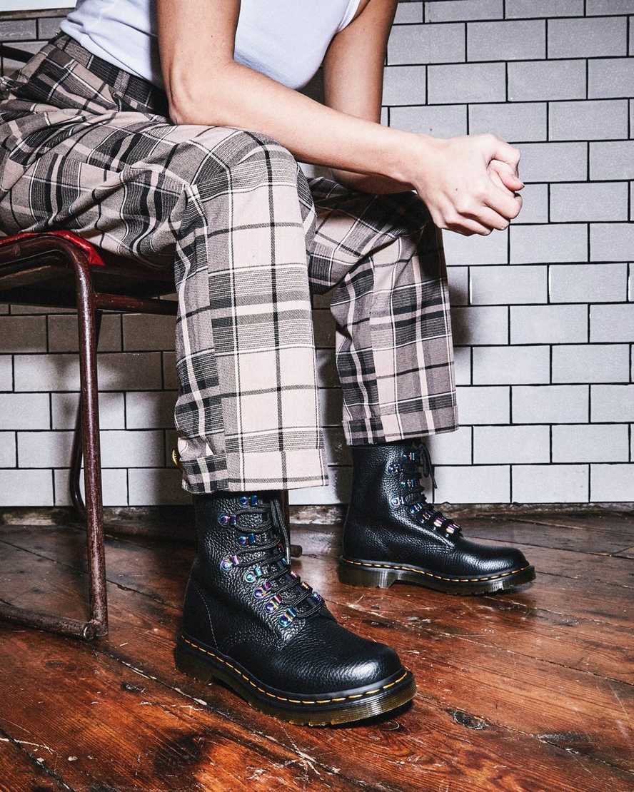 svarta dr martens 1460 pascal iridescent hardware damstövlar med snörning