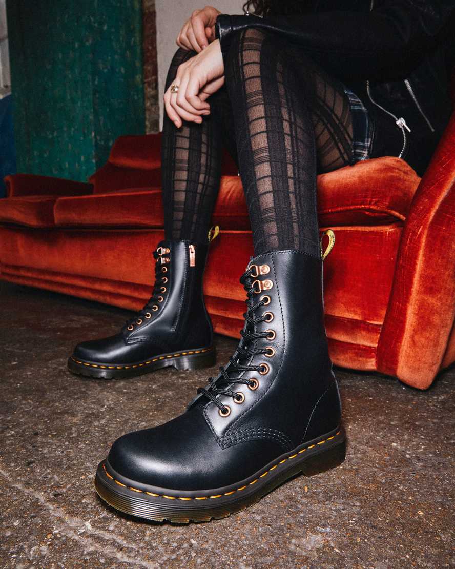 svarta dr martens 1490 rose gold hardware damstövlar med halva vaden