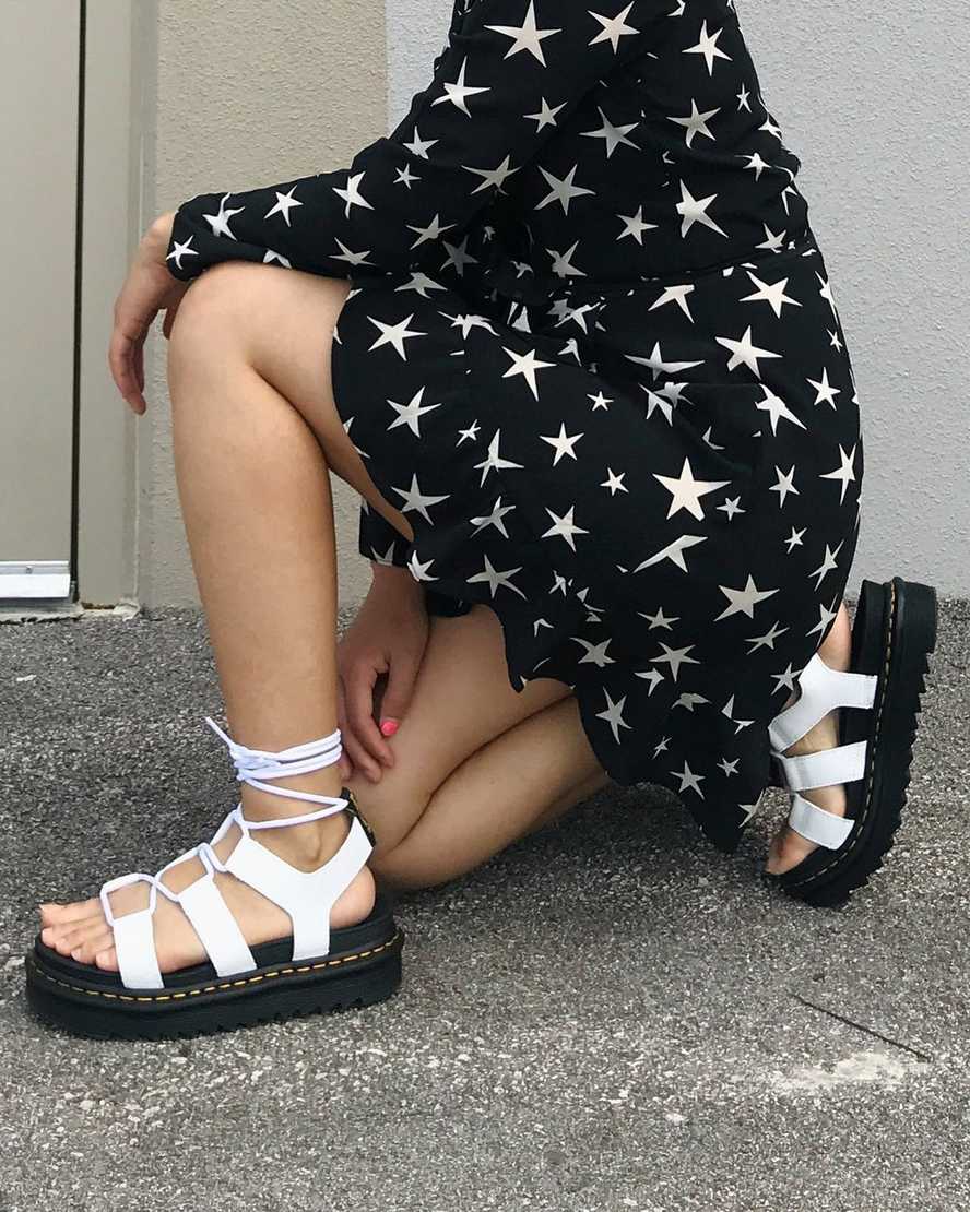 vita dr martens nartilla gladiatorsandaler för kvinnor