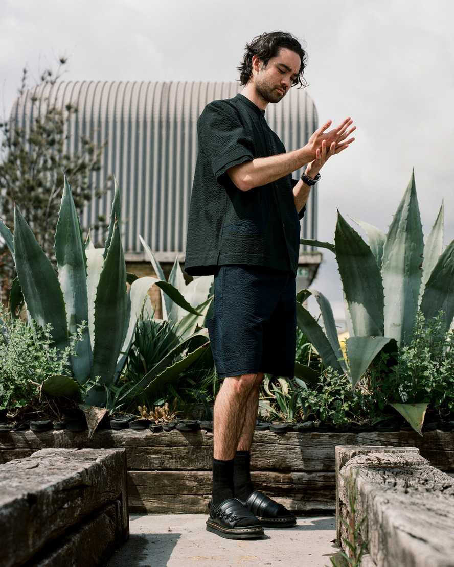 svarta dr martens mura suicoke damsandaler