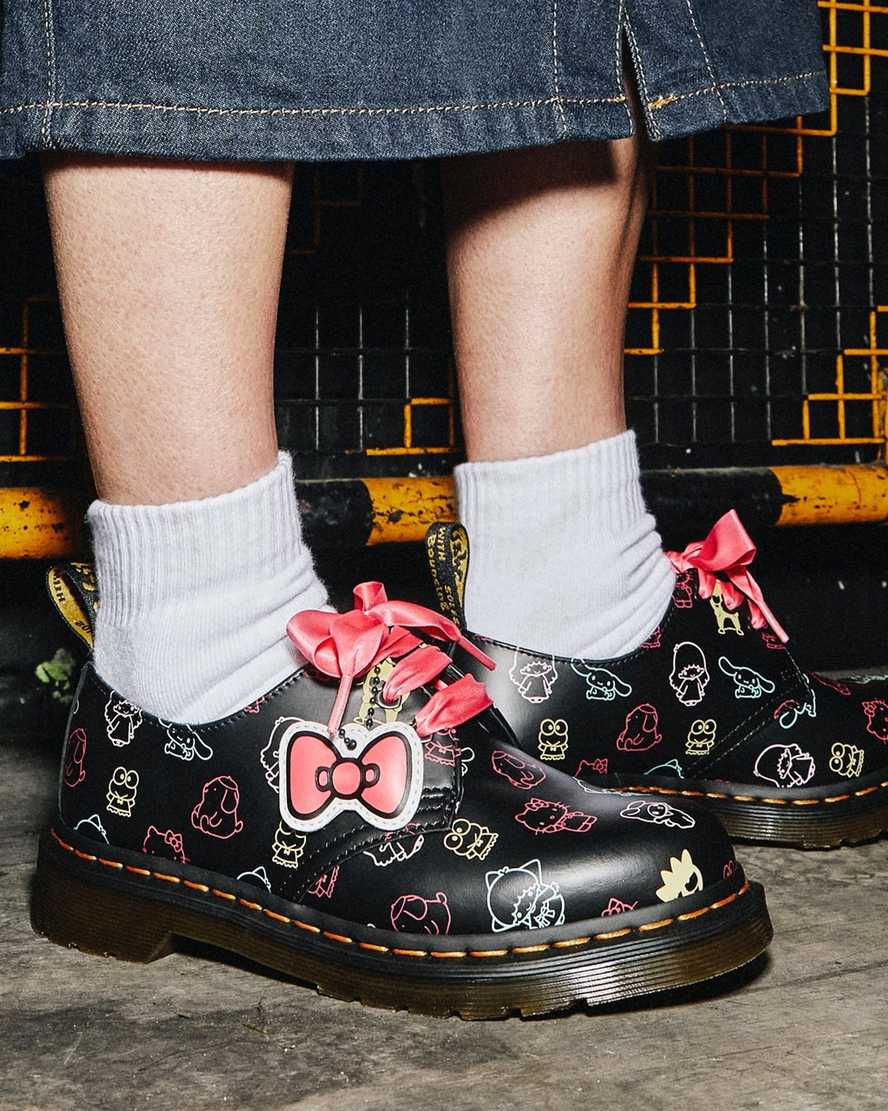 svarta dr martens hello kitty friends 1461 smooth oxfordskor för dam